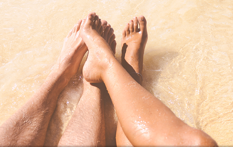 Gepflegte Füße am Strand